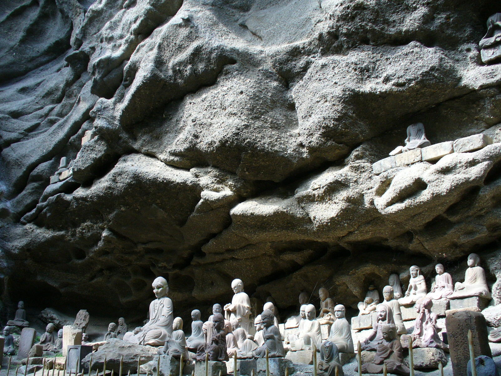 日本寺境内にある「千五百羅漢石像群」