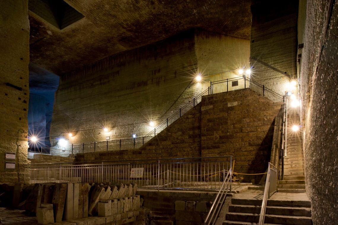 まるで古代遺跡のような地下空間