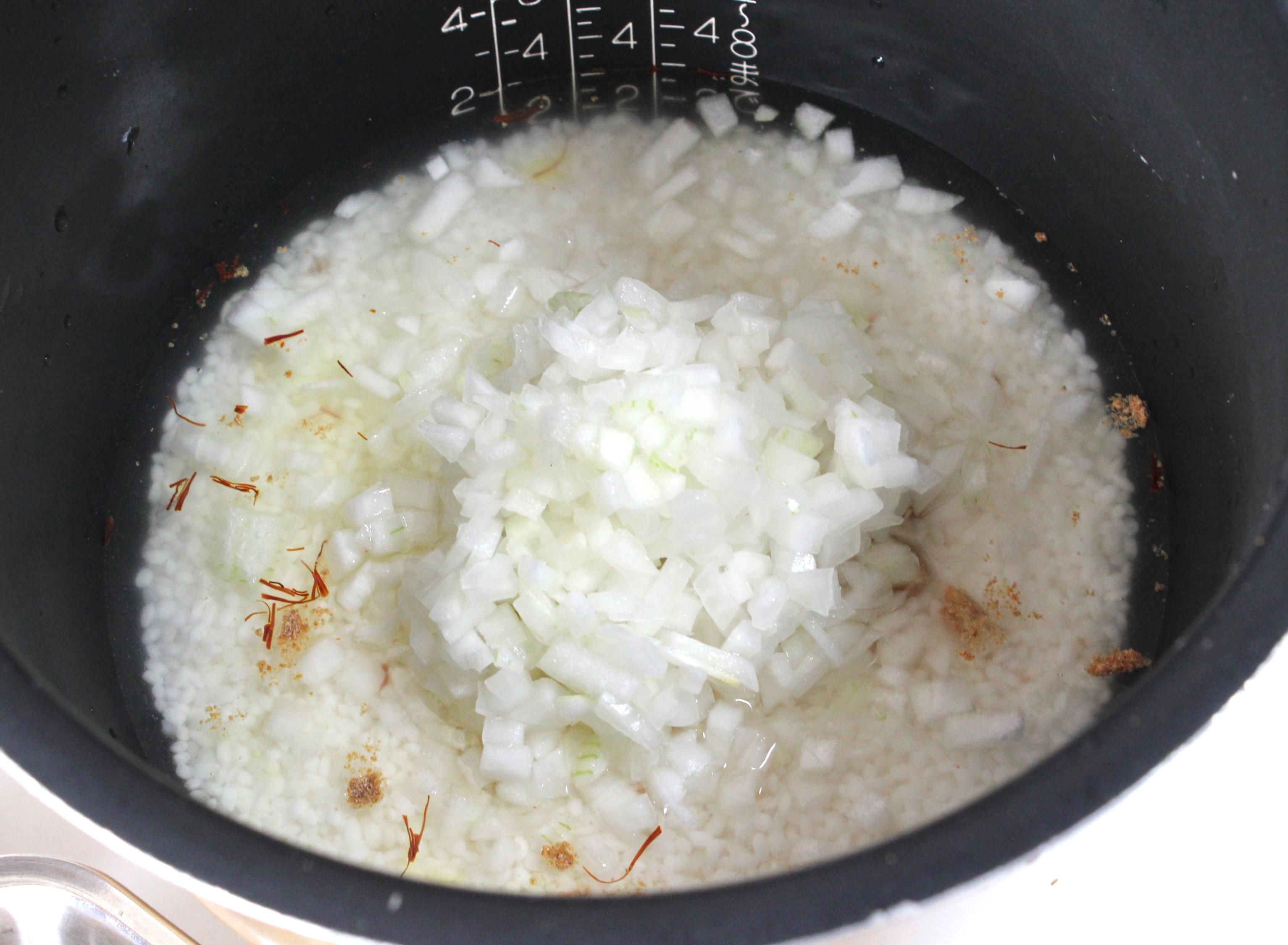 炊飯器に米をセットし、材料を入れていく