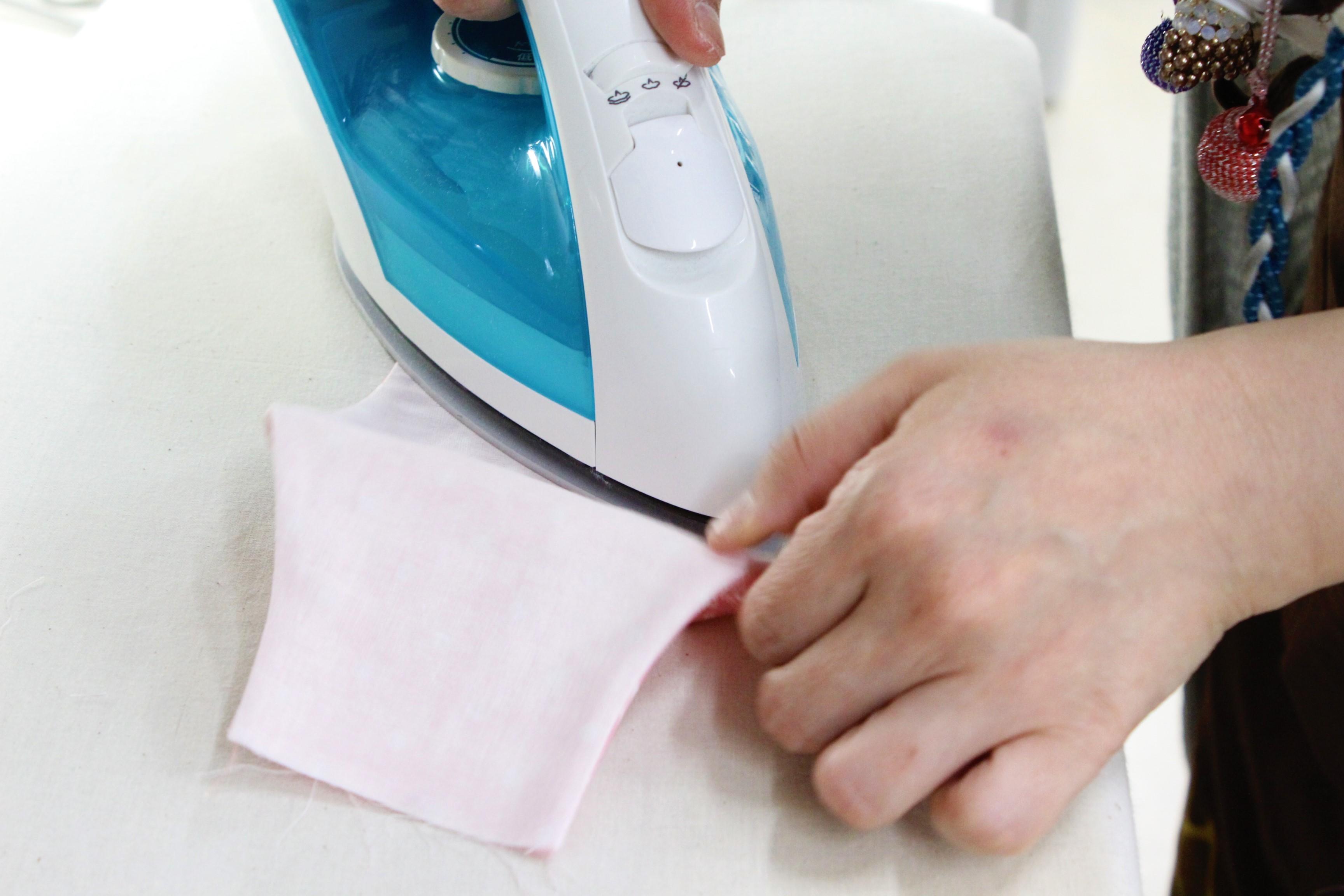 ⑦縫い合わせた布をひっくり返して表を出し、アイロンをかけ形を整える。