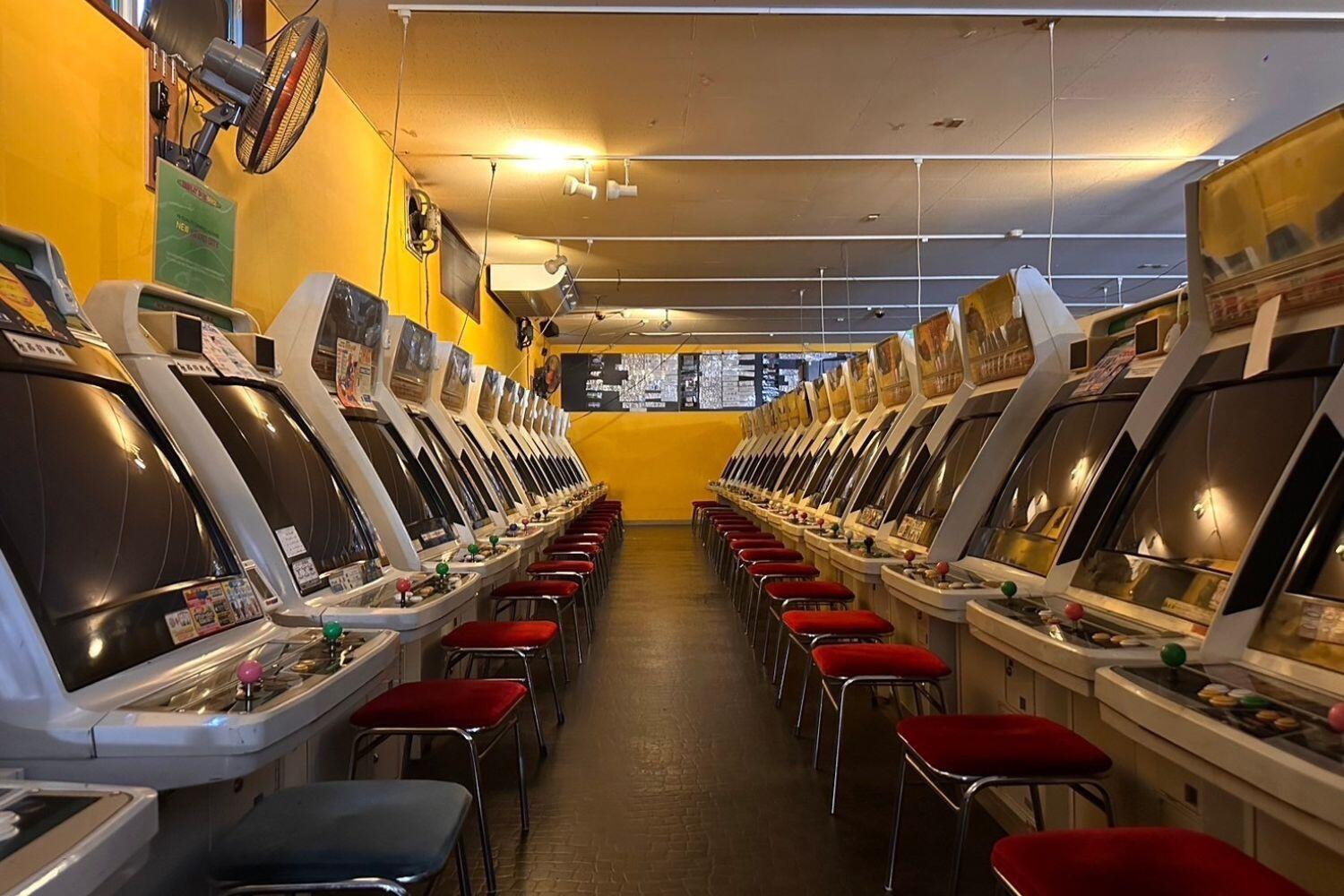 ずらりと並ぶレトロなアーケードゲーム。非通信タイプのビデオゲームは1ゲーム100円です。