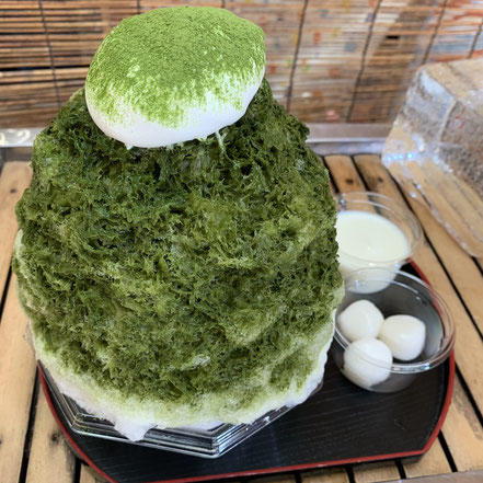 『宇治金時』京都宇治産の抹茶をふんだんに使った、濃厚な抹茶かき氷。白玉付きもうれしいですね。
