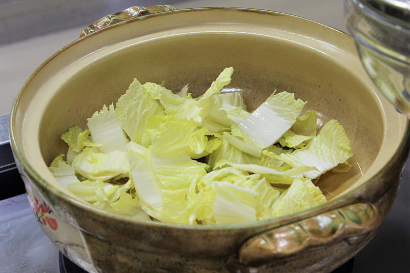 ①鍋にめんつゆと水（使用するめんつゆの鍋用希釈に合わせる）を入れ、ひと煮立ちさせる。 （つゆの分量は白菜を入れた時に半分が浸るくらい。）