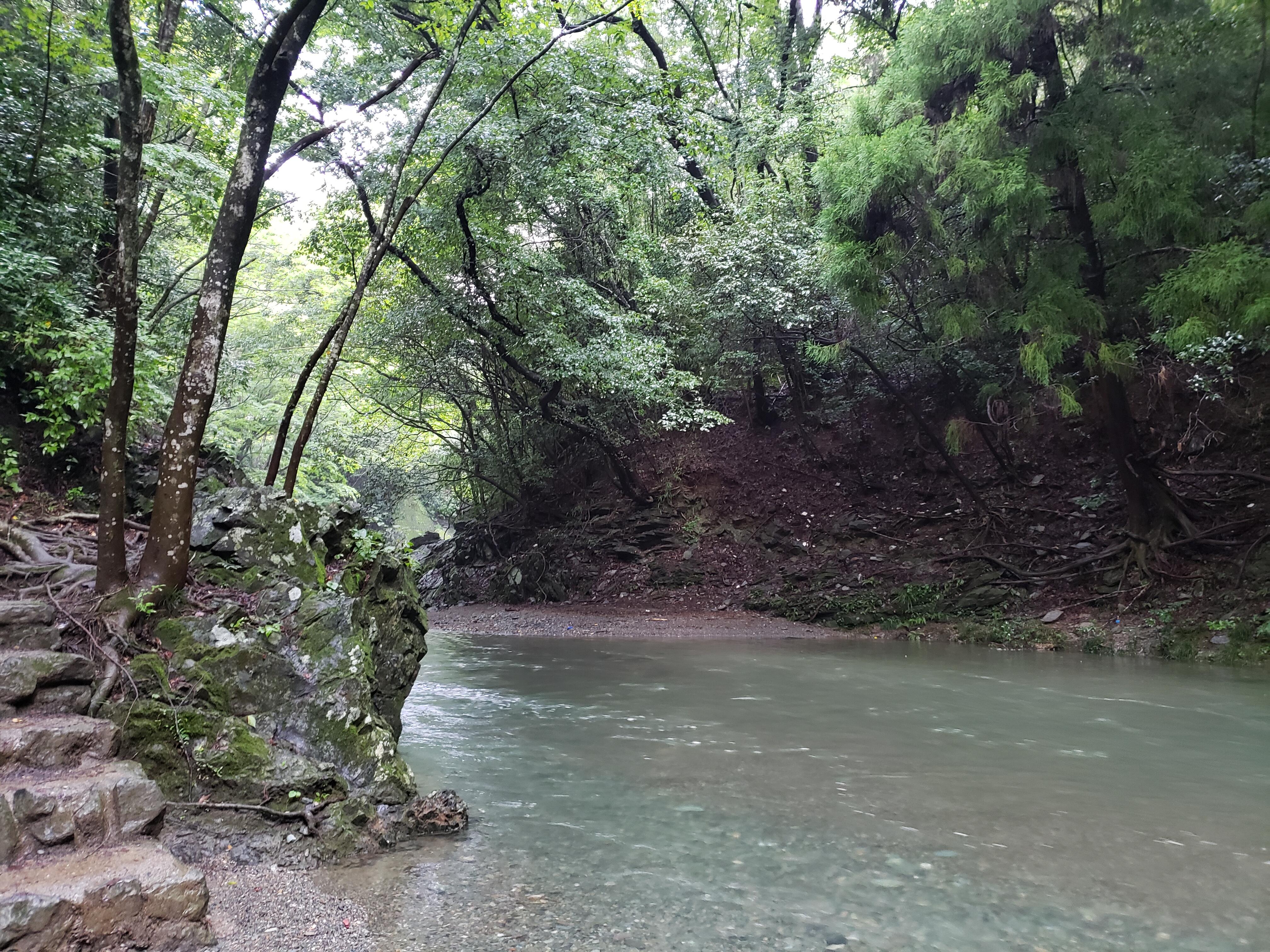 水位が浅いところもあり足だけ浸かって涼むことができます