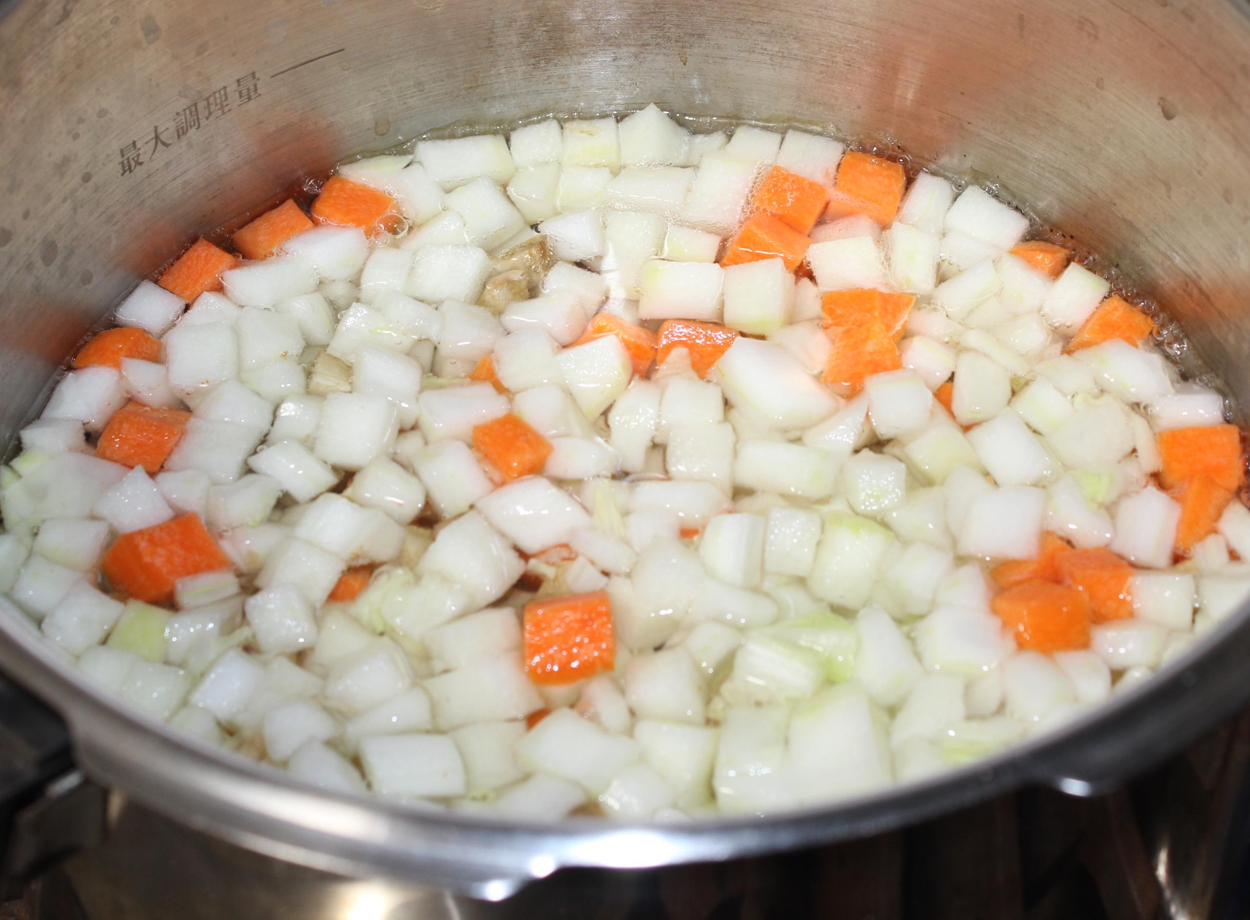 ⑤鍋に水、だしの素、野菜を投入