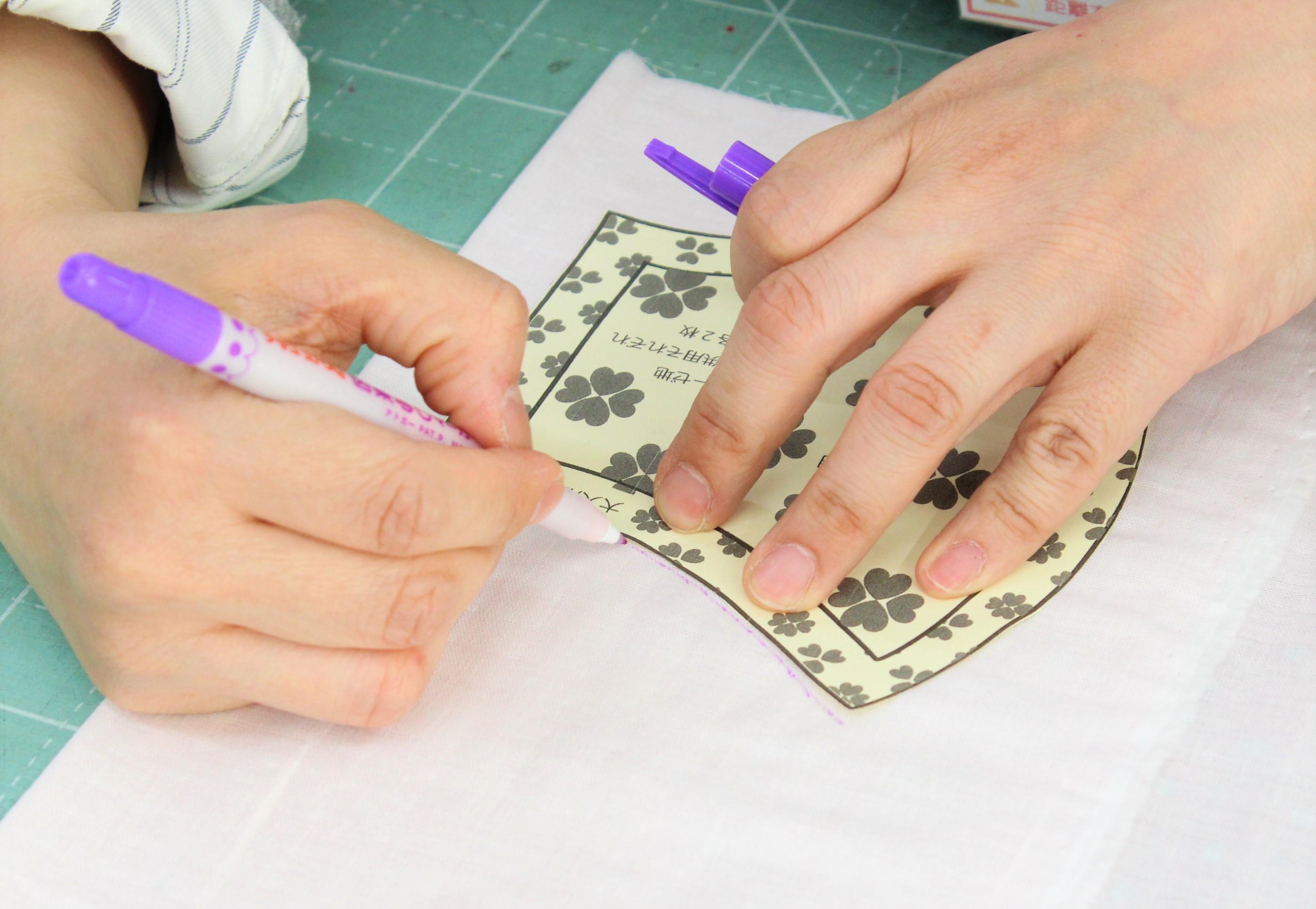 ①型紙を切り抜き、半分に折った布地に形を書き写す。