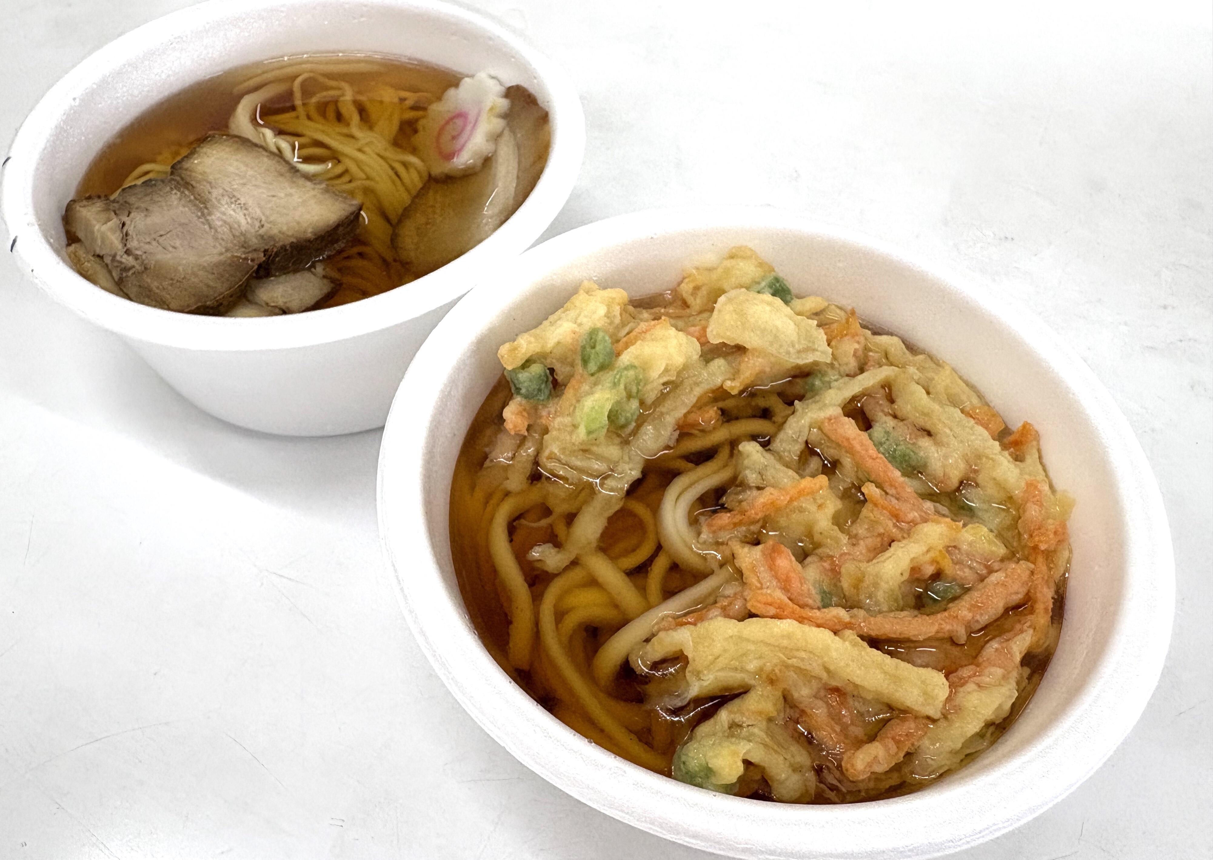 天ぷらうどんは380円で大きなかき揚げ入り。チャーシュー入りのラーメンもあり、しっかり食べ応えあるチャーシューが入っています。