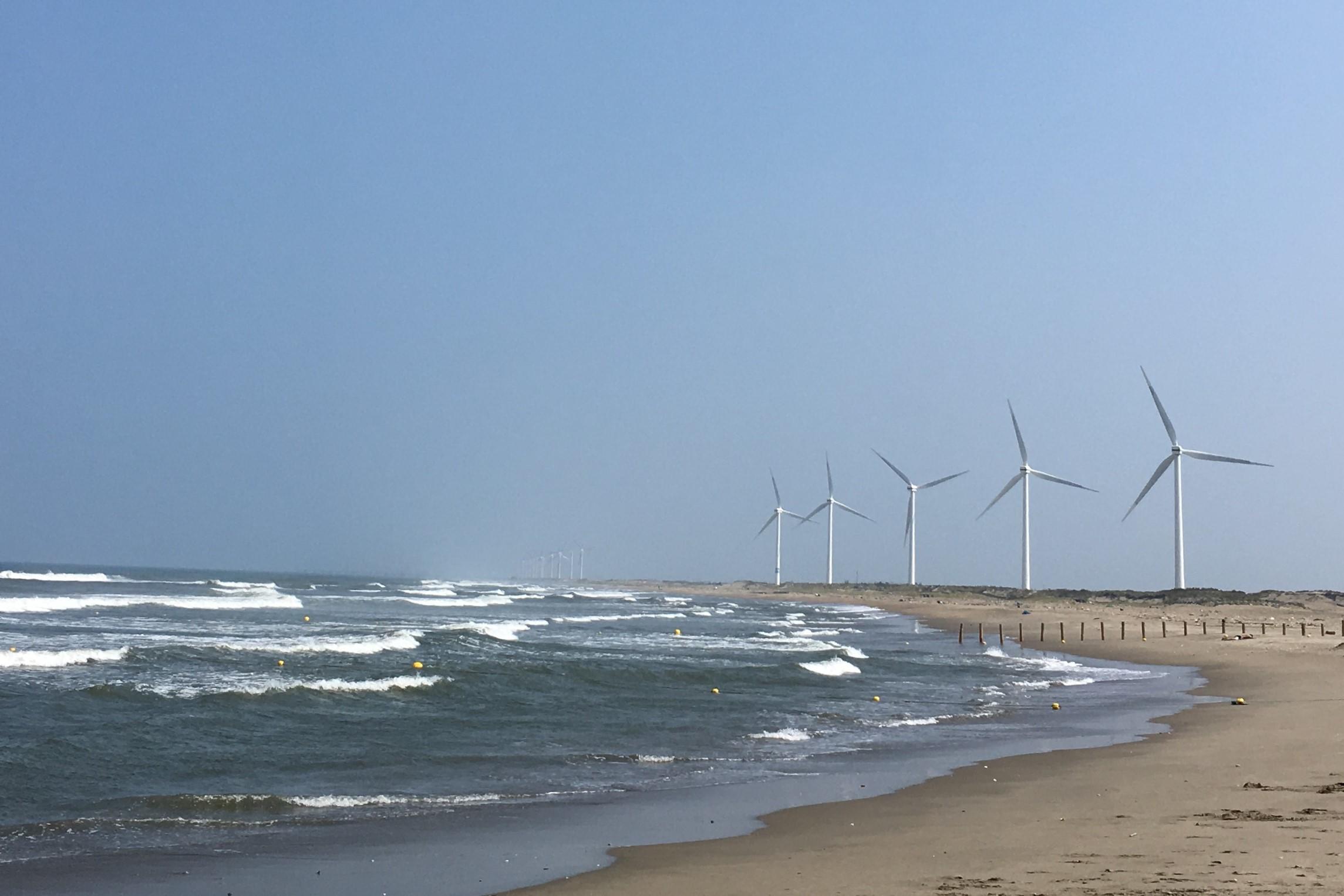 風車が並ぶ風景が美しい海岸です