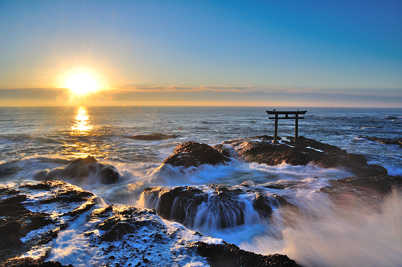 【茨城県】黄金の日の出と逆光の鳥居のシルエット「大洗海岸」