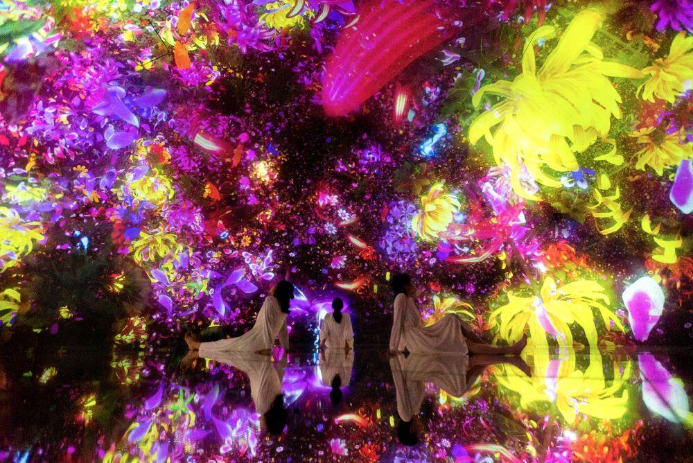 チームラボ《Floating in the Falling Universe of Flowers》2016-2018, Digital Installation, Endless, Sound: Hideaki Takahashi © teamLab, courtesy Pace Gallery