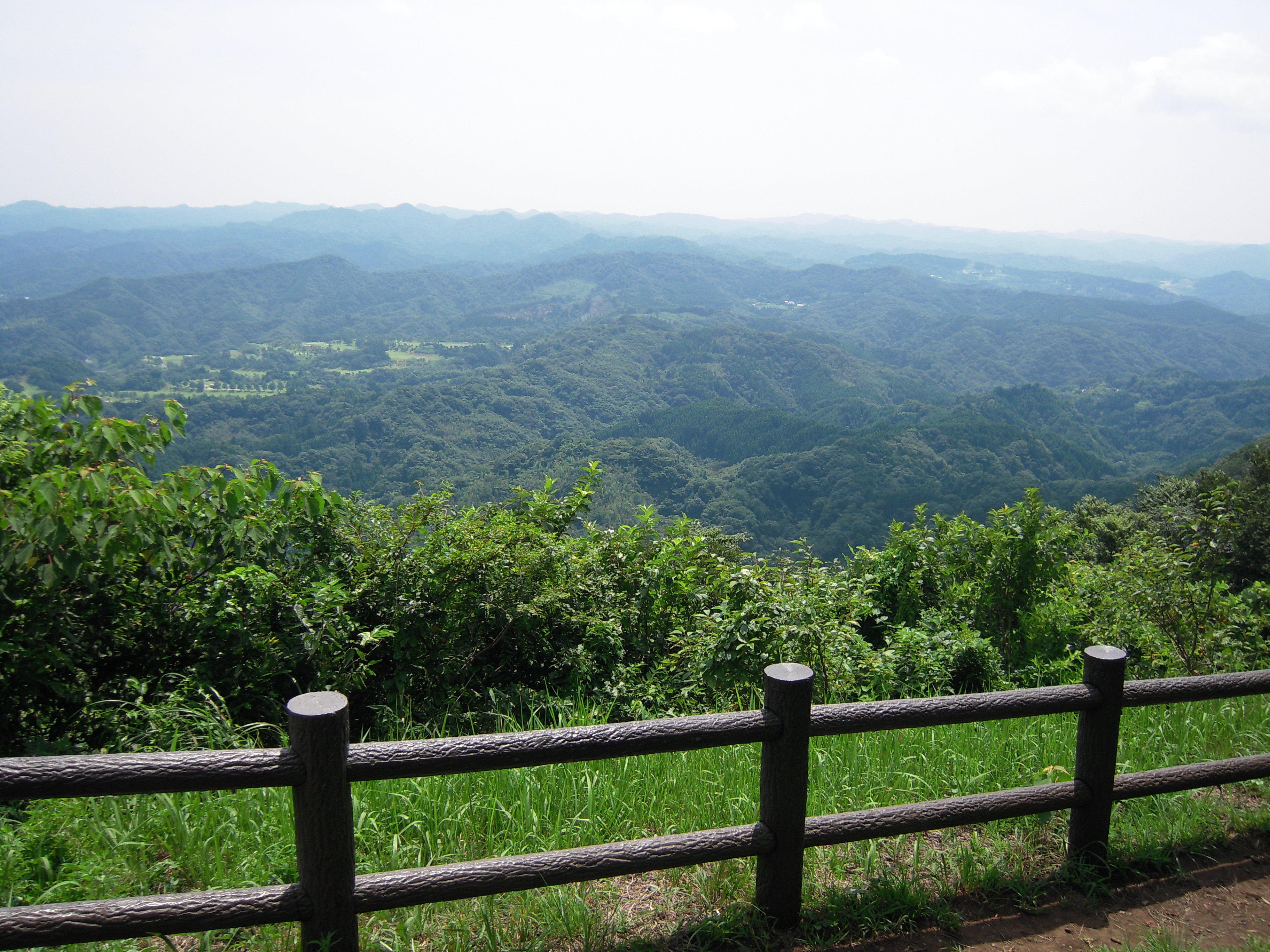 高宕山など上総丘陵が連なる山並みの風景が見られます